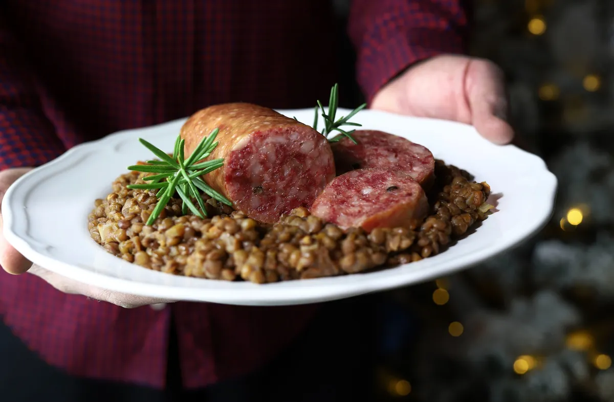 Cotechino e lenticchie: il trucco del "doppio ammollo" per renderlo digeribile e cremoso come al ristorante