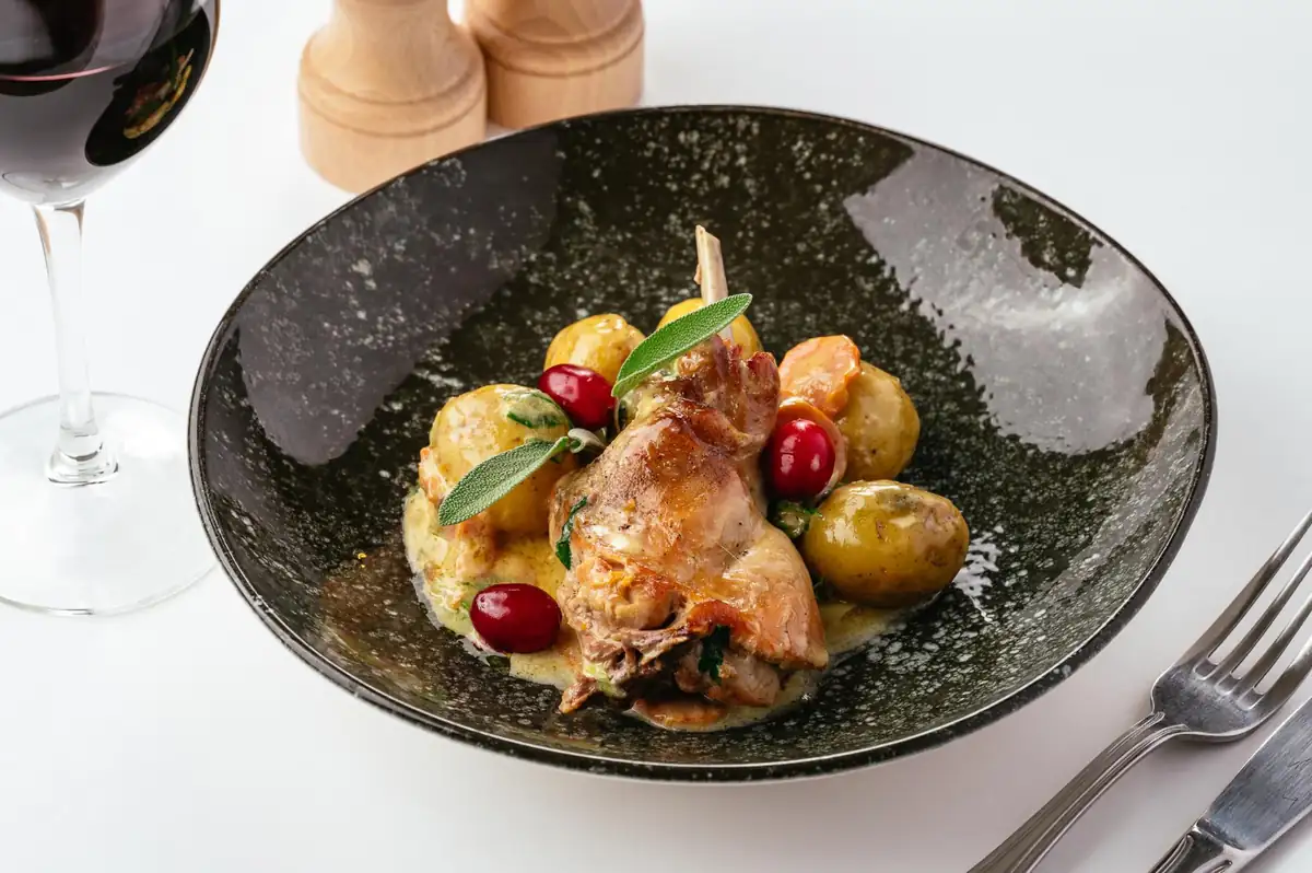 Pollo alla ligure: il trucco delle olive taggiasche per un sughetto denso e saporito