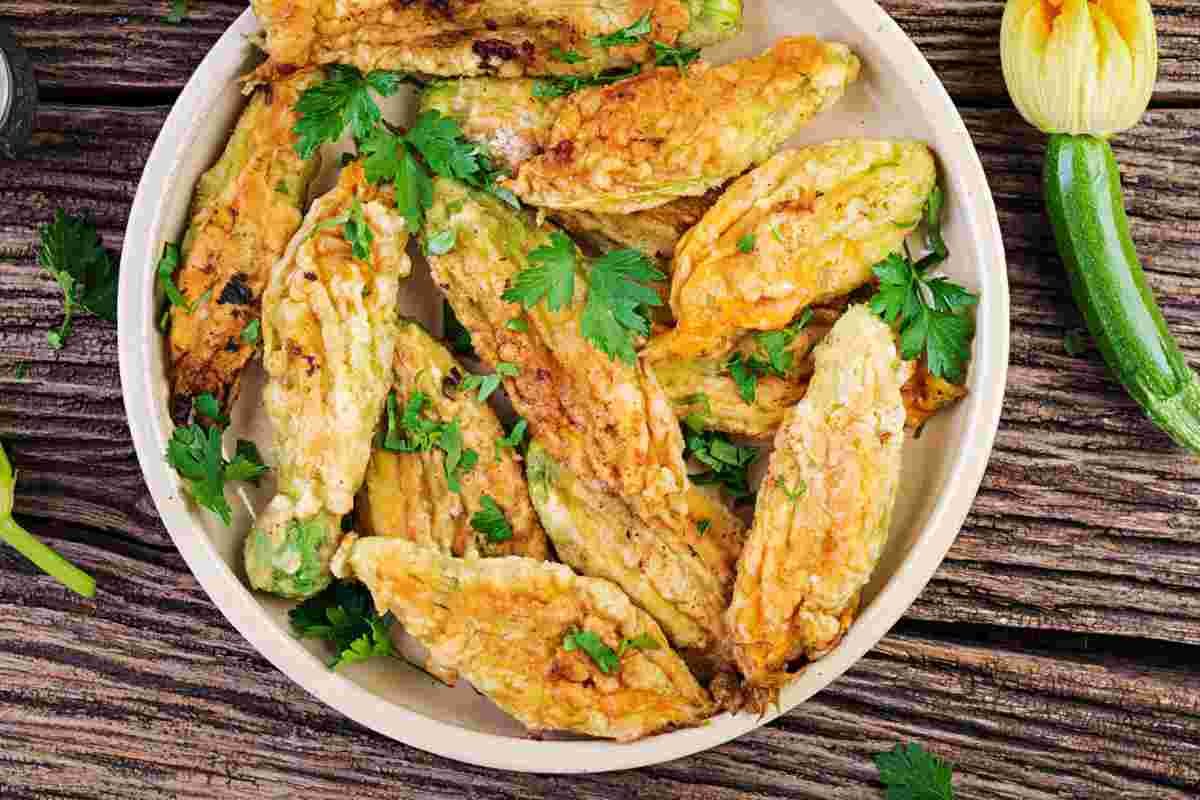 Frittelle di zucchine in padella: la ricetta croccante e veloce da fare in 10 minuti