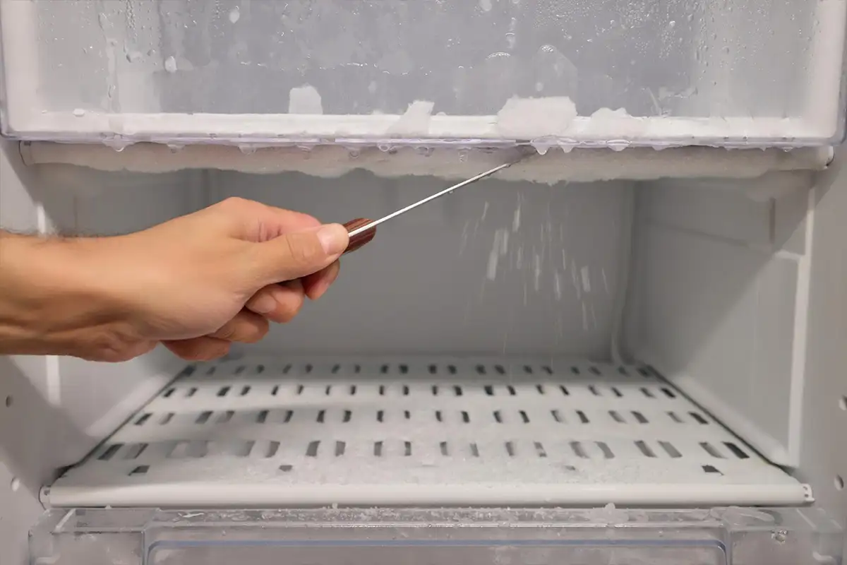 Come sbrinare il frigo in soli 15 minuti: il trucco salva-tempo che solo i nonni si ricordano