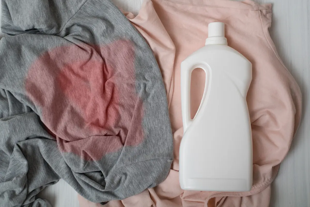 Come togliere le macchie di candeggina dai tessuti: il trucco del pennarello che salva i tuoi capi neri