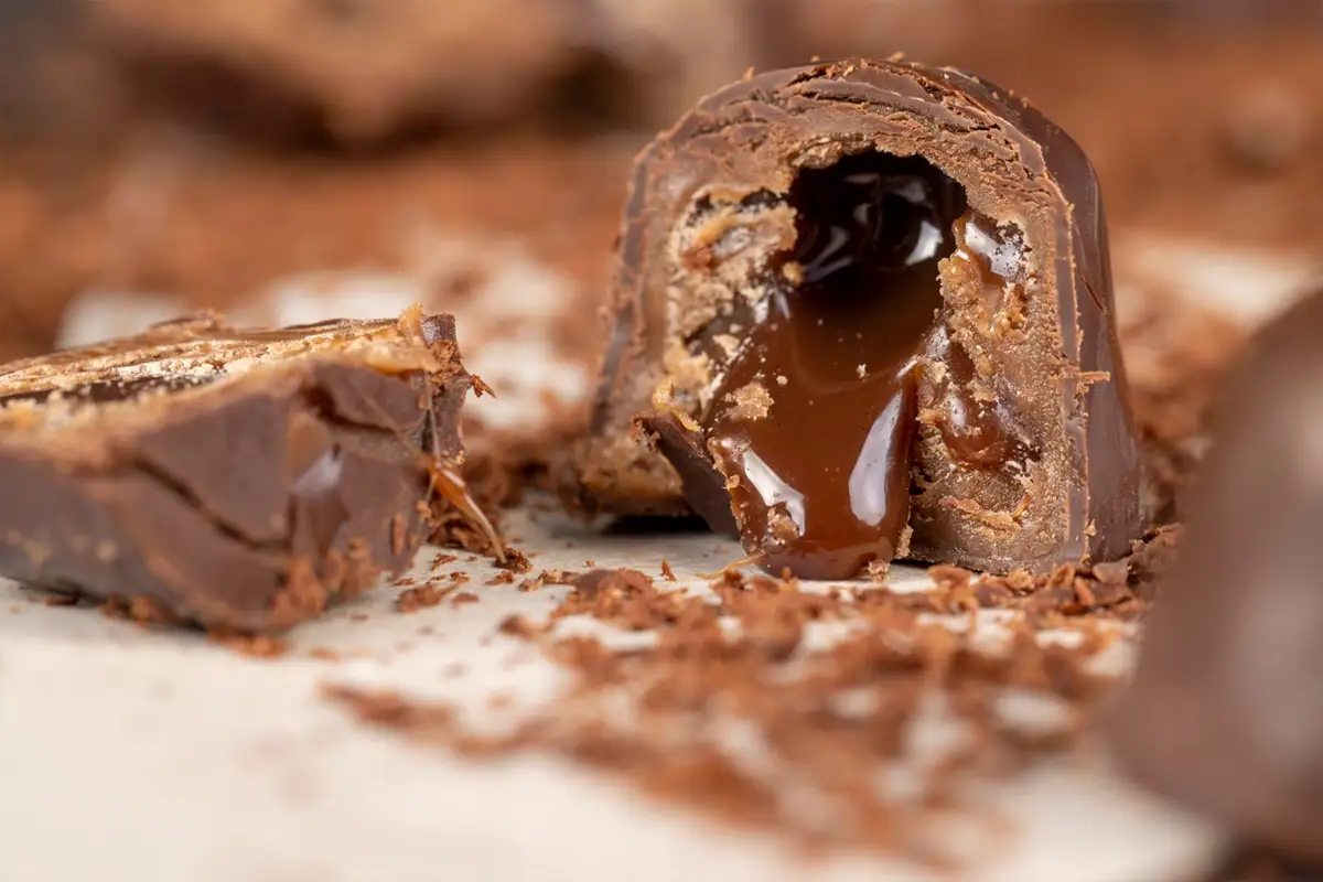 Il trucco dei 12 minuti per torte soffici al cioccolato alte 10 cm: restano fresche per una settimana
