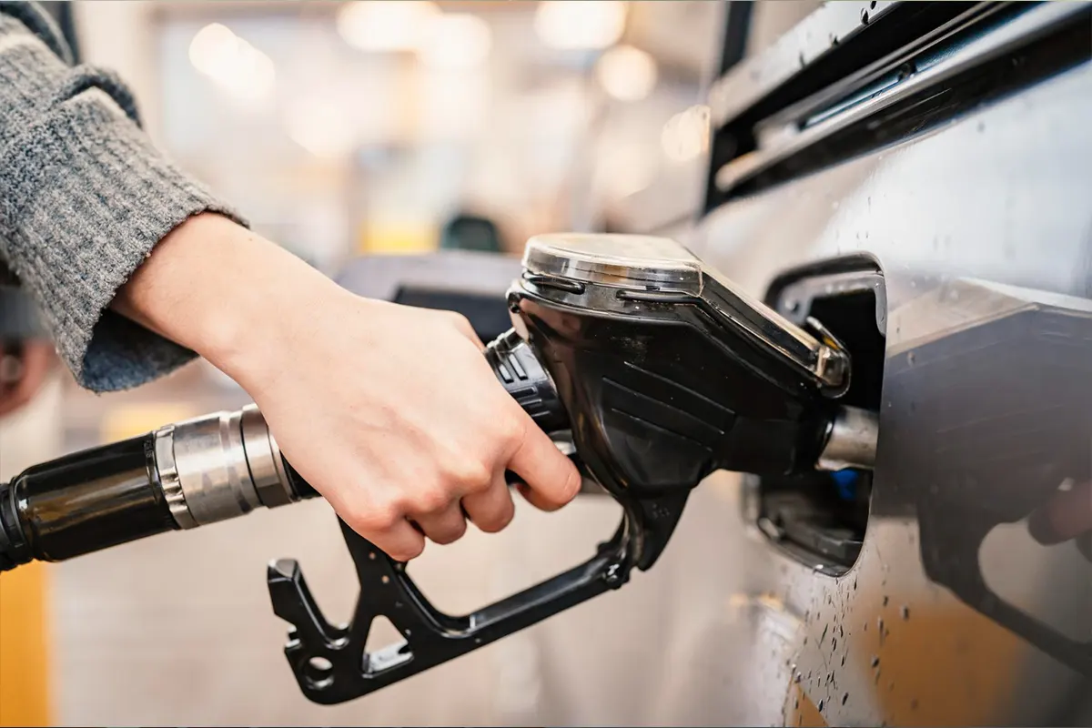 Prezzo benzina ai minimi storici: code dal benzinaio con taniche piene