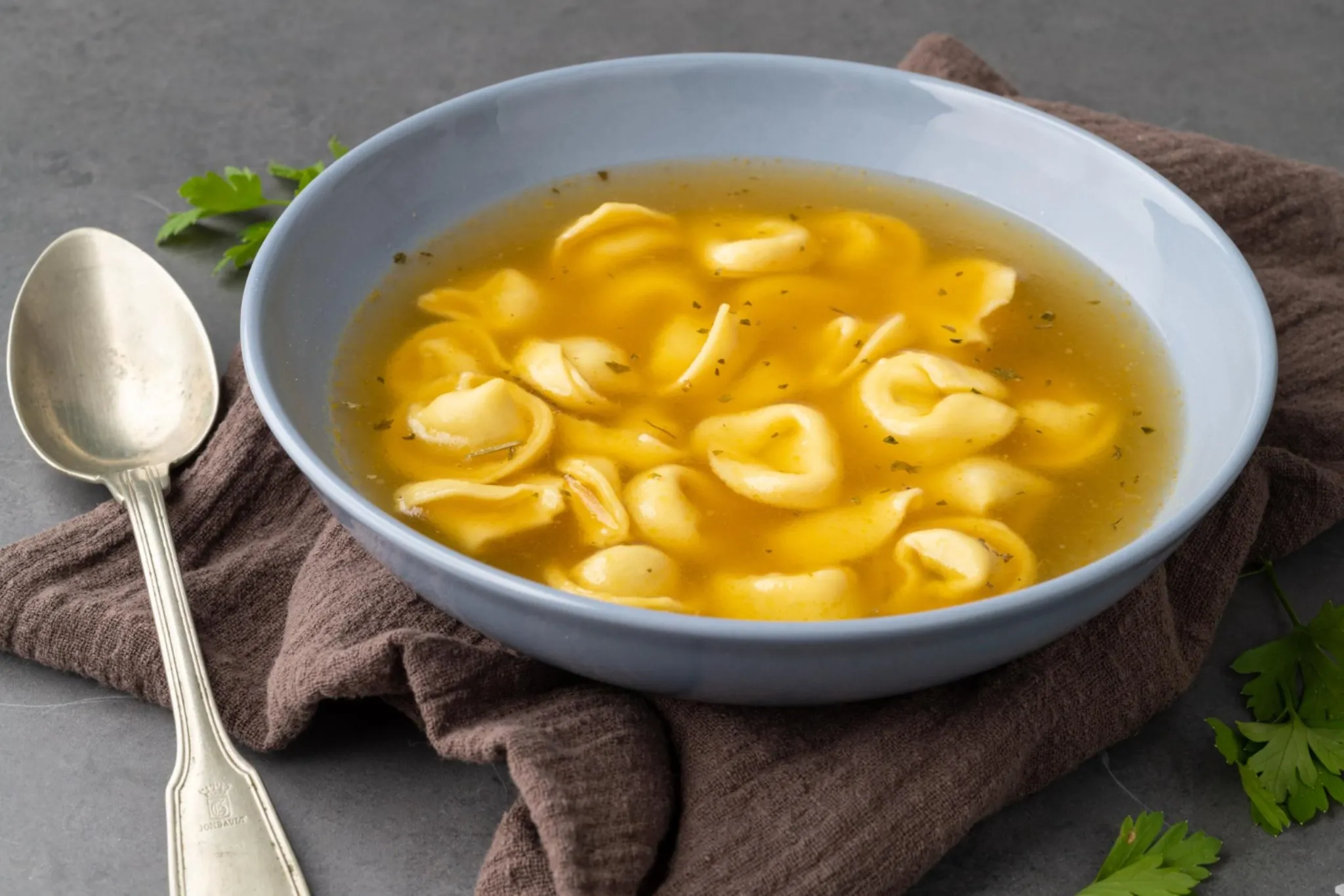 Tortellini-in-brodo-bolognesi-ricetta-originale-ripieno-
